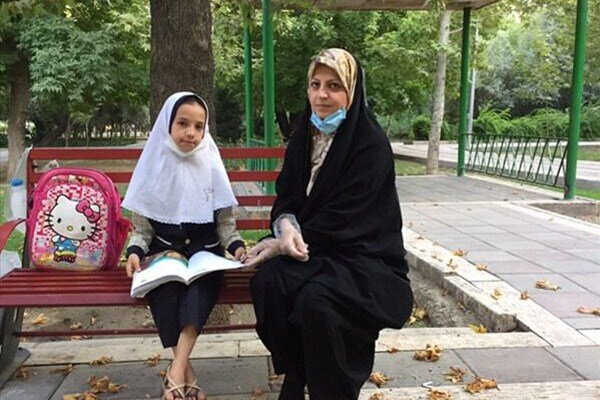 چه شد که عکس خانم معلم در شبکه‌های اجتماعی پیچید؟