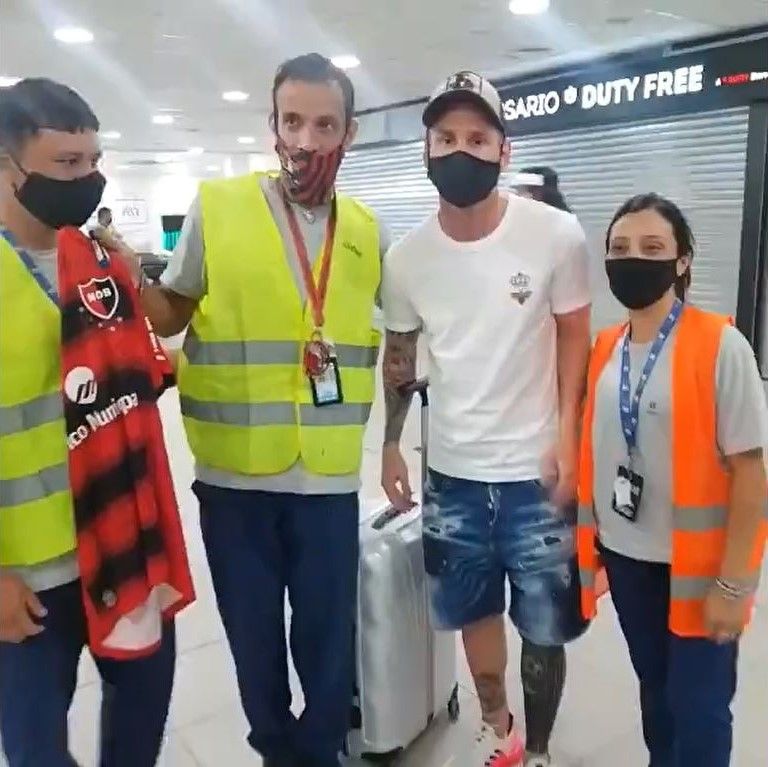 (عکس) وقتی مسی هم ماسک را اشتباه به صورت می‌زند!