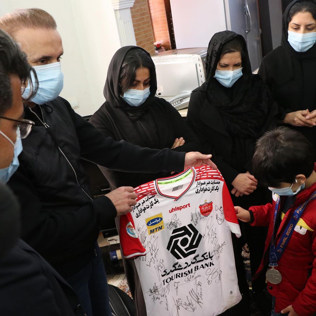 (عکس) تقدیم مدال یحیی گل‌محمدی به فرزند هوادار فقید پرسپولیس