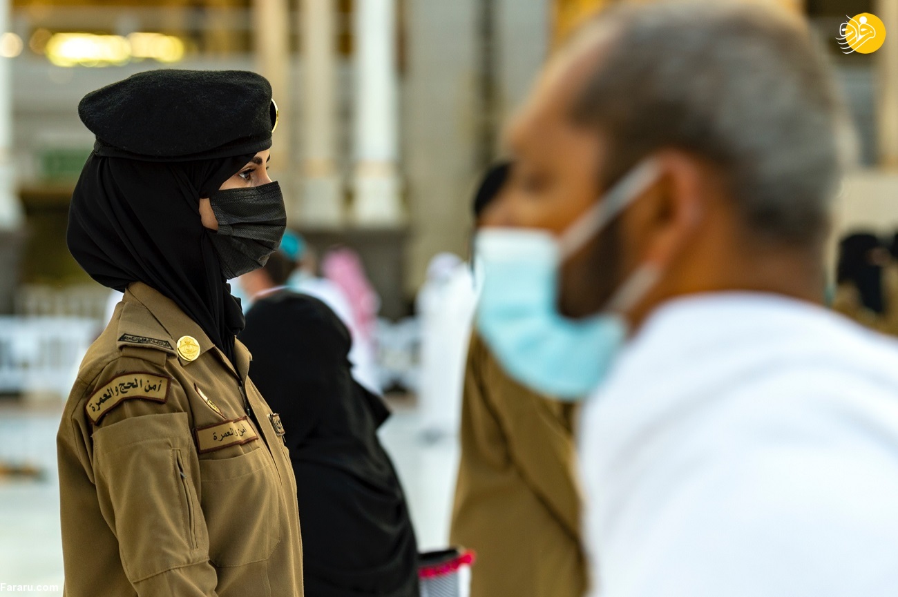 (تصاویر) اولین حضور یک پلیس زن در خانه خدا
