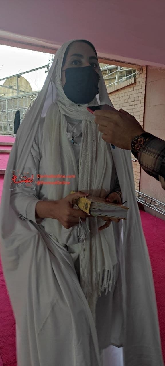 (تصویر) دختر سفیدپوش همراه احمدی‌نژاد که بود؟