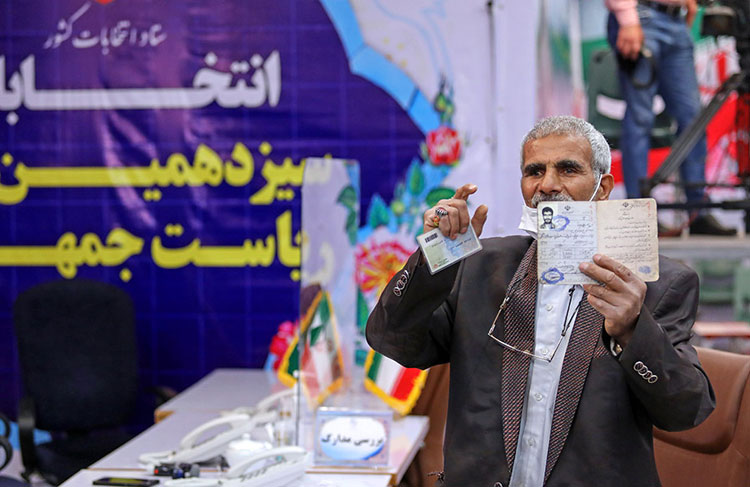 (تصاویر) احمدی‌نژاد جدید با کت قرمز آمد