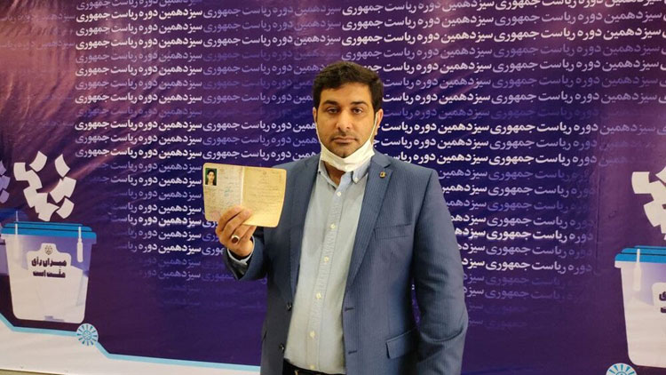 (تصاویر) احمدی‌نژاد جدید با کت قرمز آمد
