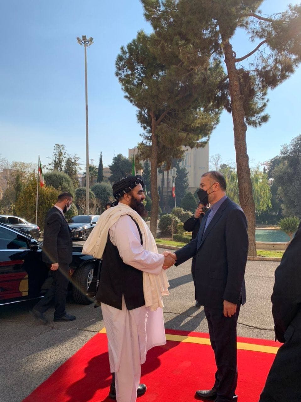 (تصویر) دیدار وزیر خارجه طالبان با امیرعبداللهیان