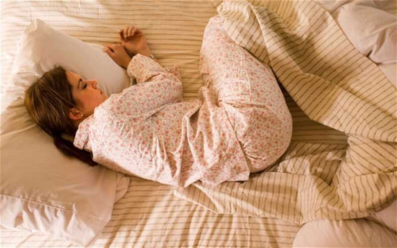 کدام مدل از انواع خوابیدن برای کاهش درد کمر و گردن موثر است؟