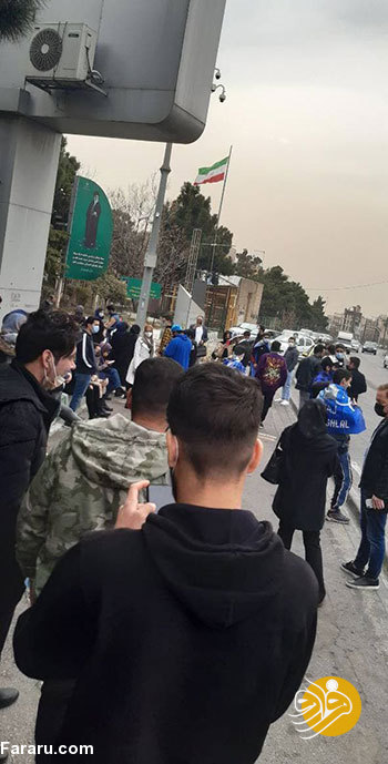 (عکس) تجمع هواداران استقلال مقابل وزارت ورزش در حمایت از سربازها