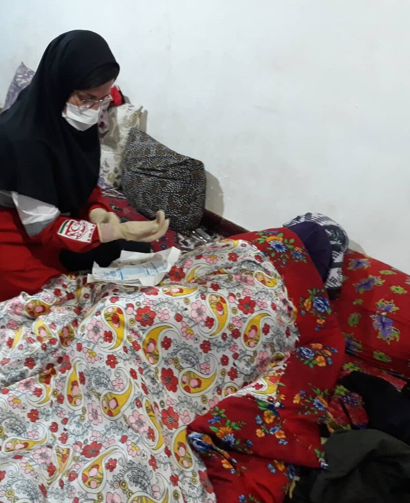 (تصاویر) عملیات نفس‌گیر نجات زن باردار از برف ۲ متری