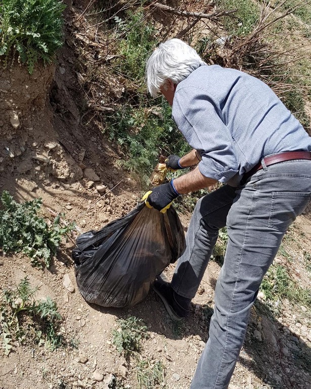(ویدئو) جمع‌آوری زباله و پاکسازی طبیعت توسط کیهان کلهر