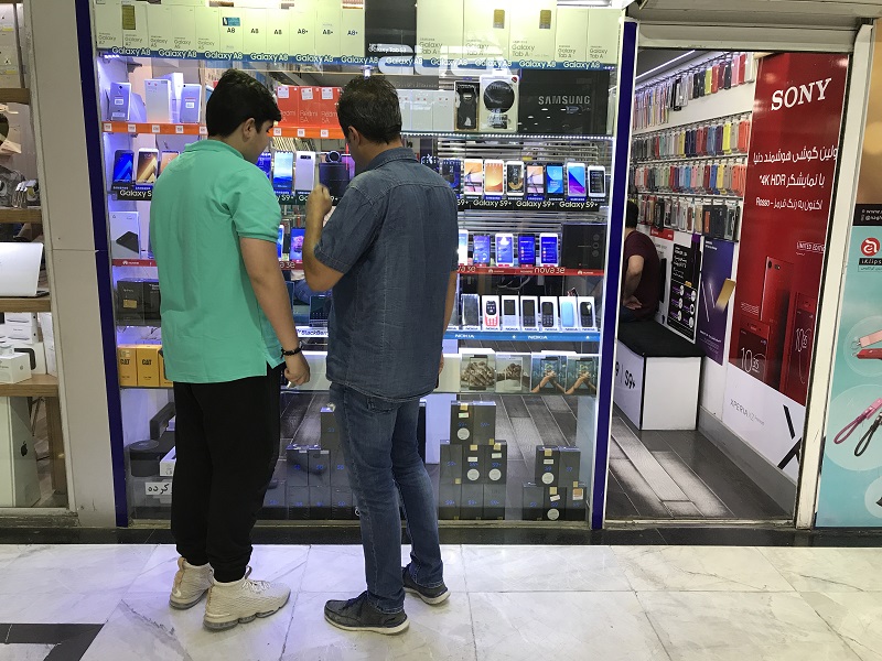 سرگردانی قیمت موبایل میان دلار و پسته