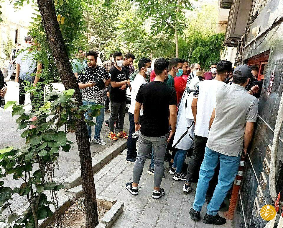 (عکس) تجمع اعتراض‌آمیز هواداران پرسپولیس مقابل باشگاه