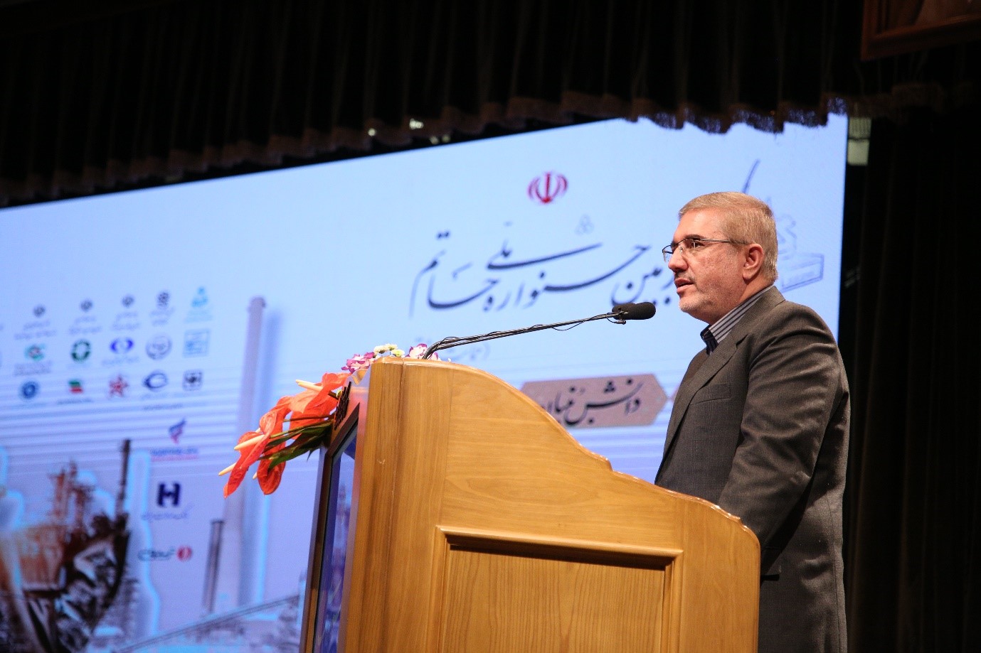 چهارمین جشنواره ملی حاتم با حضور مسئولین عالیرتبه سیاسی و اقتصادی کشور برگزار شد