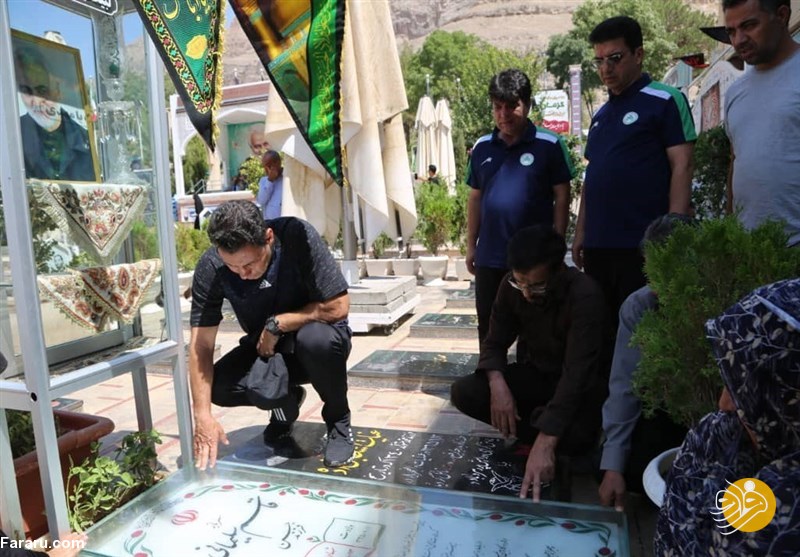 (عکس) مهدی تارتار بر سر مزار حاج قاسم سلیمانی