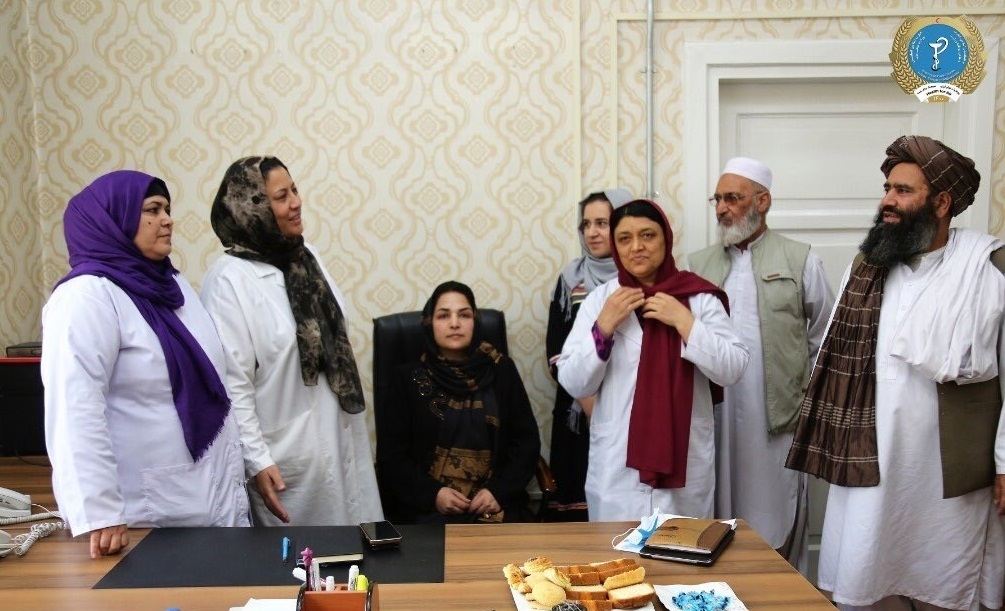 (تصویر) انتصاب یک پزشک متخصص زن به ریاست بیمارستانی در کابل
