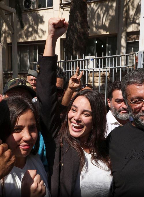 تسلیم نشو! بجنگ! ما با شما هستیم!