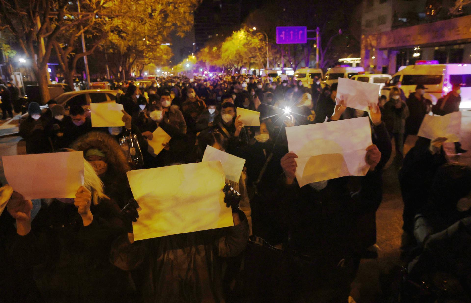 جوانان شورشی چین تیان آنمن را فراموش کرده اند/ جوانان شورشی چین درکی از آمادگی حکومت برای شدت سرکوب اعتراضات ندارند/ نسل جدید چین قربانی فراموشی جمعی اجباری است/ آن چه چین را به اعتراضات اخیر کشاند؟ / ریشه‌های اعتراضات اخیر در چین/ تظاهراتی که چهره واقعی حکومت چین را نشان داد/ معترضانی ایده آلیست که از شدت توحش حکومت چین بی‌خبر بودند///ترجمه