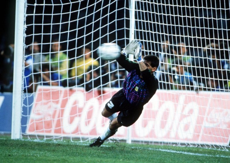 باور نکردنی: روح مارادونا در زمین بازی با هلند