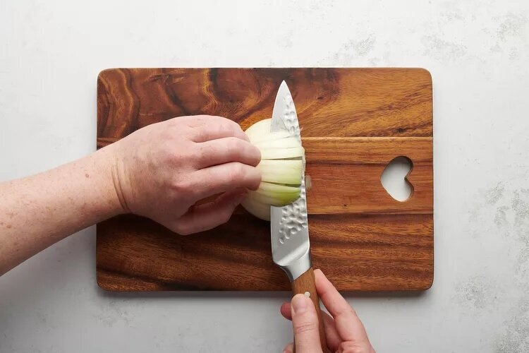 چند ترفند ساده برای خرد کردن پیاز بدون اشک ریختن