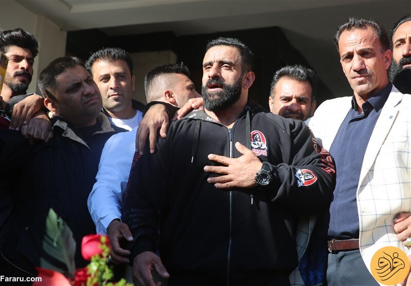 (عکس) استقبال خاص شیرازی‌ها از هادی چوپان در فرودگاه 