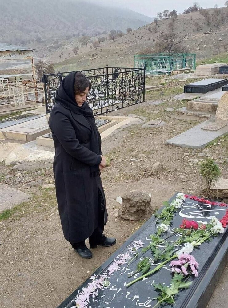 تصویری از مادر نیکا شاکرمی، بر مزار فرزند