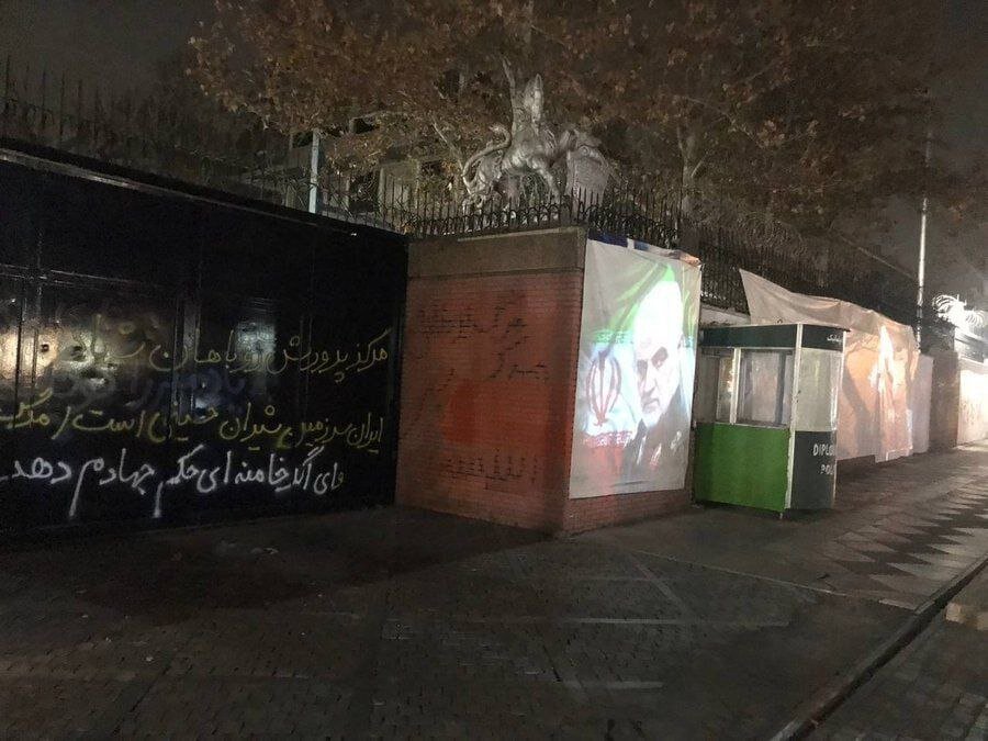 (تصویر) شعار نویسی و نصب تصویر شهید سلمانی بر دیوار سفارت انگلیس