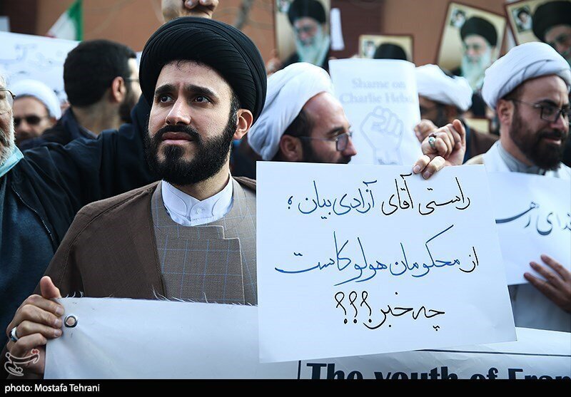 هشتگ جنجالی در دیوار سفارت فرانسه با حضور طلاب