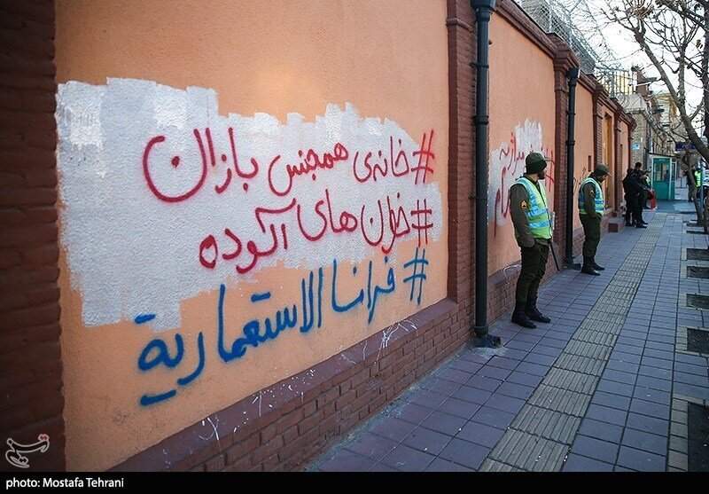 هشتگ جنجالی در دیوار سفارت فرانسه با حضور طلاب