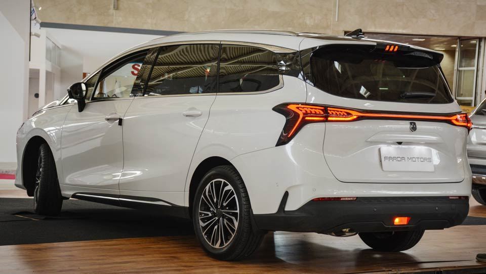 سوبا M4 یک ۷ نفره لوکس، محصولی از خودروسازی فردا موتورز