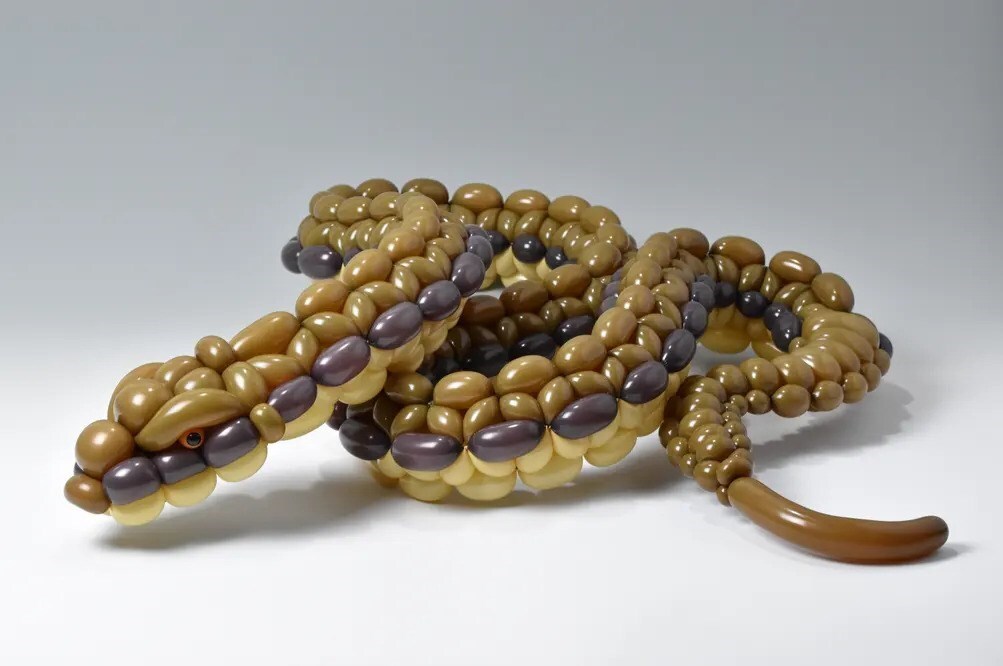 (تصاویر) هنرمندی ژاپنی که مجسمه حیوانات را به شکل بادکنک می‌سازد!