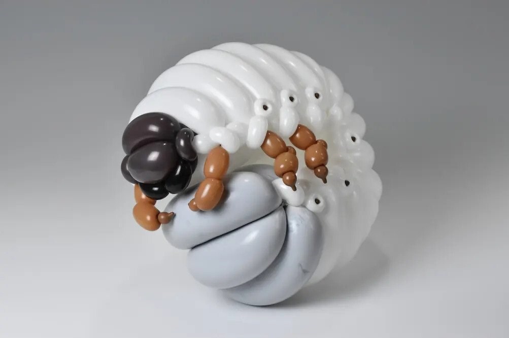 (تصاویر) هنرمندی ژاپنی که مجسمه حیوانات را به شکل بادکنک می‌سازد!