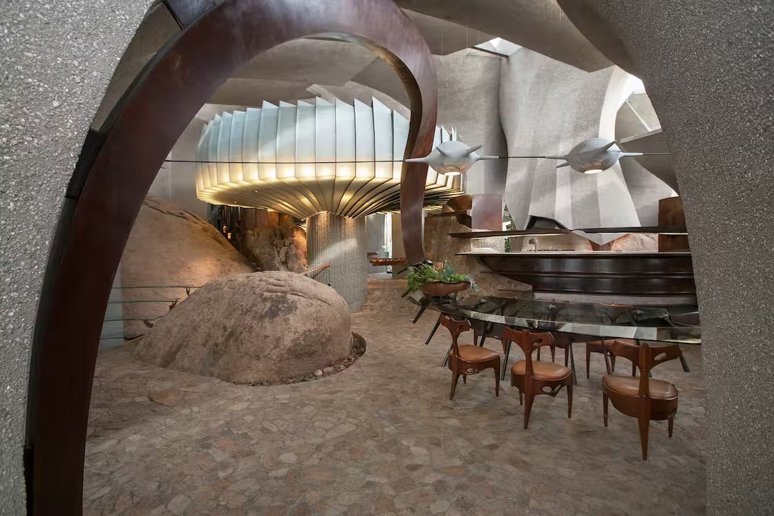 تصاویر عجیب‌ترین خانه‌های دنیا؛ از خانه توالتی تا قلعه حبابی