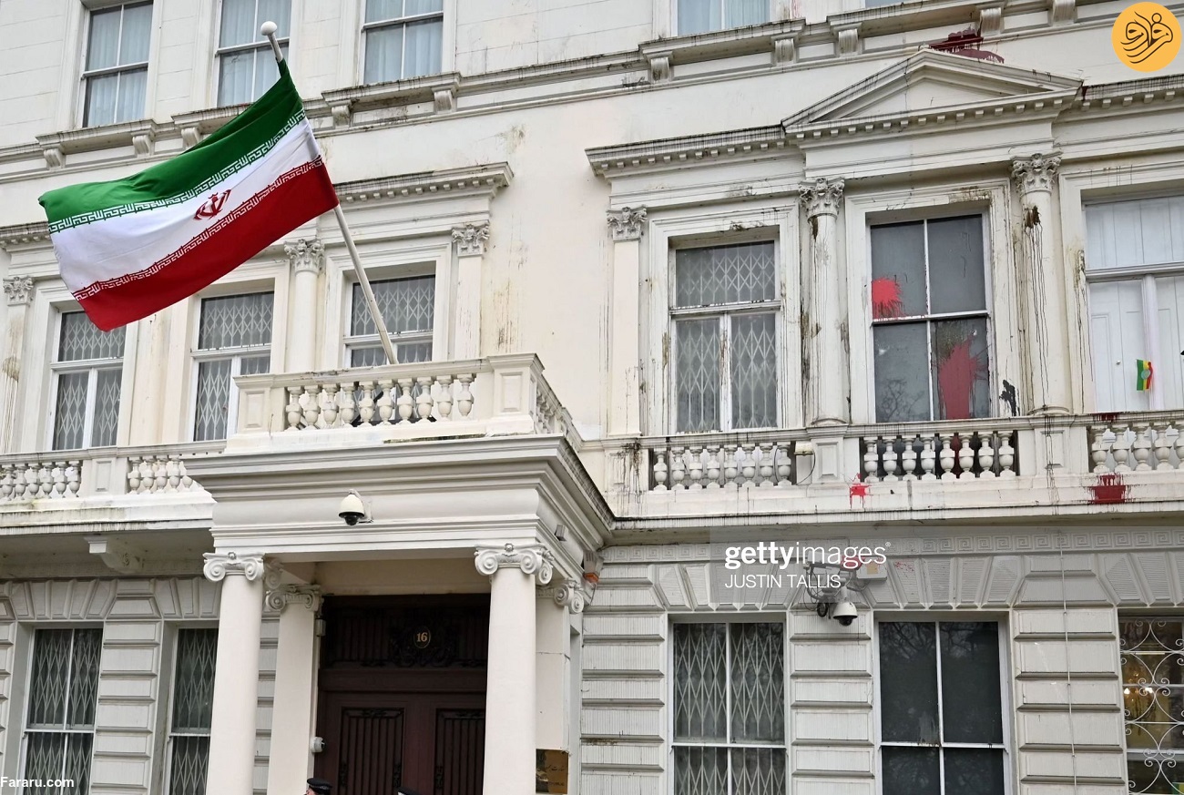 شعارنویسی روی دیوارهای سفارت ایران در لندن