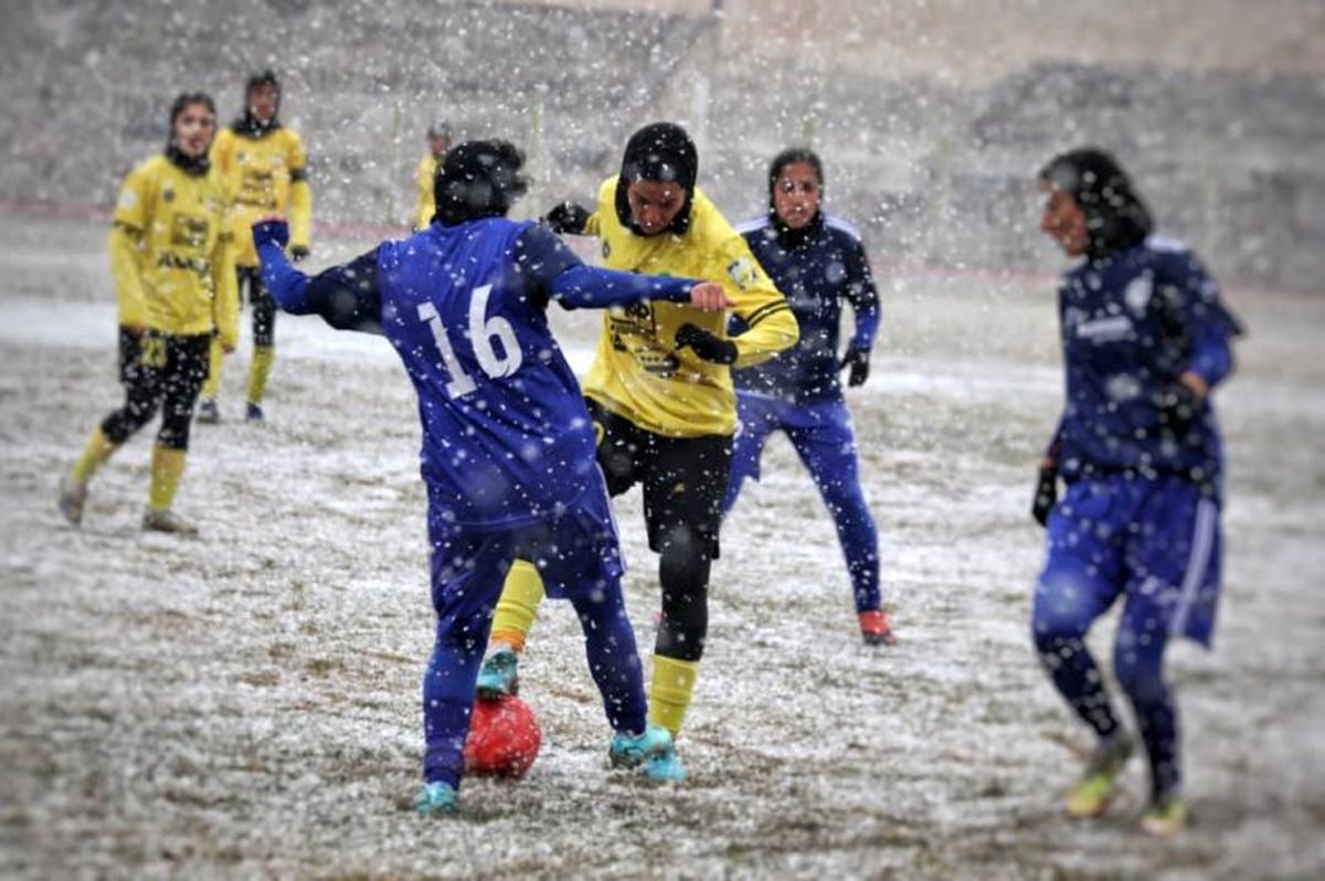 (عکس) برگزاری مسابقه فوتبال بانوان در برف