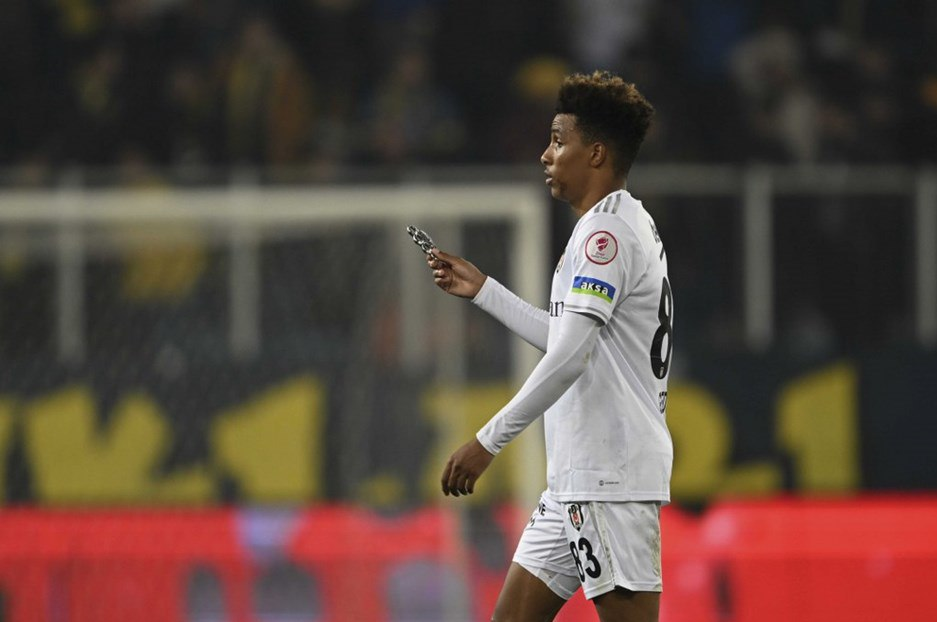 پرتاب سلاح سرد به زمین فوتبال در ترکیه