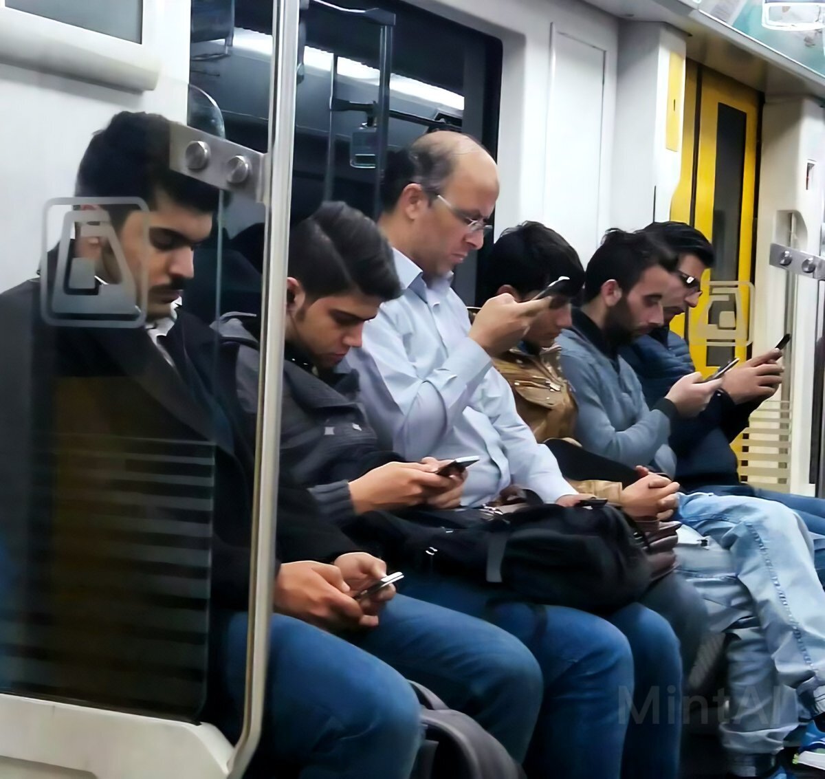 قابی خاص از تنهایی مسافران مترو پربازدید شد