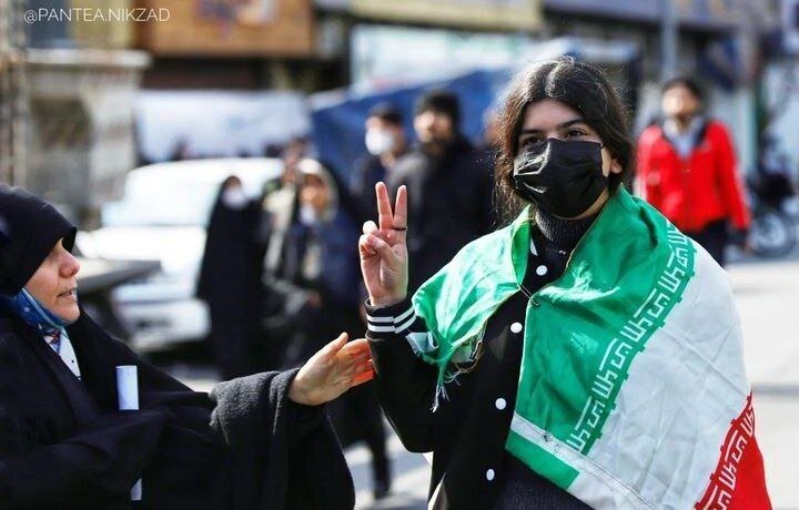 (تصویر) «تذکر حجاب» به دختر کم‌حجاب در راهپیمایی ۲۲ بهمن