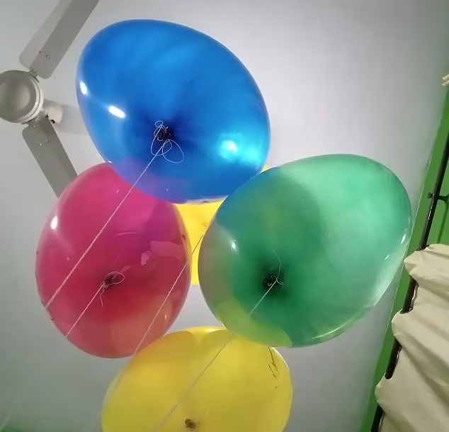 ماجرای عجیب مرد هندی که با بادکنک‌هایش ازدواج کرد