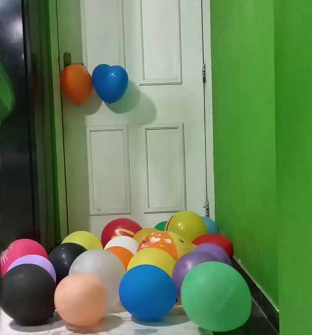 ماجرای عجیب مرد هندی که با بادکنک‌هایش ازدواج کرد