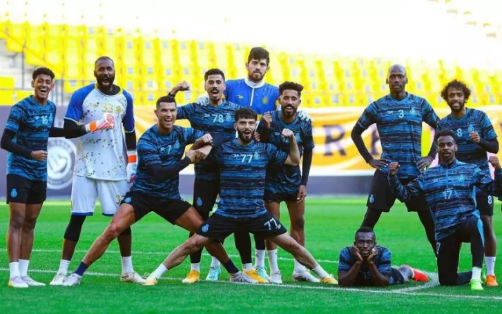 (عکس) ژست خاص رونالدو در تیم برنده تمرینات النصر