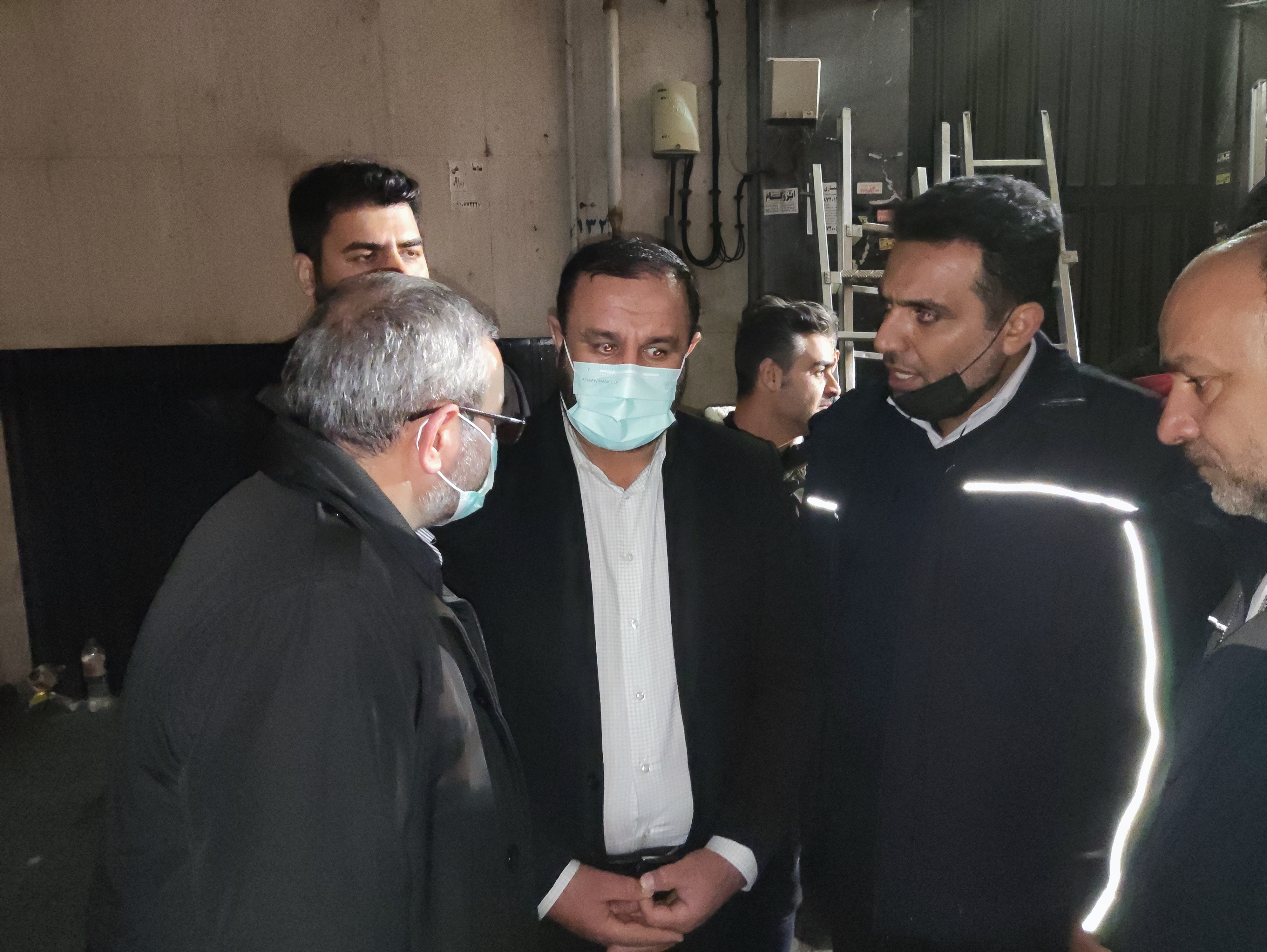 آتش‌سوزی در خیابان بهار؛ یک آتش نشان به شهادت رسید/ احتمال ریزش ساختمان