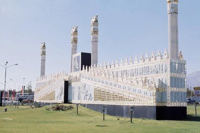 تخت جمشید وسط میدان ونک تهران