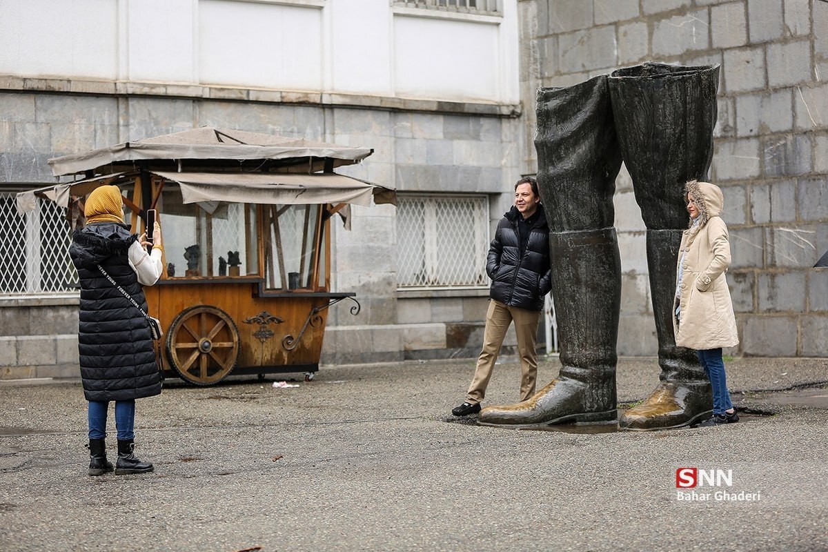 عکس یادگاریِ خاص یک زن و مرد در کاخ سعدآباد