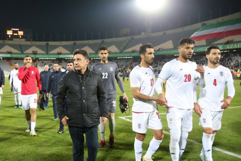 تقدیر ویژه ملی‌پوشان از زنان حاضر در آزادی