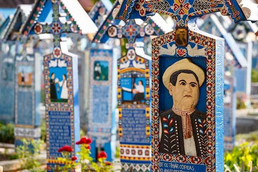 (عکس) اهالی این روستا با لحنی طنزآمیز به استقبال مردگان می‌روند