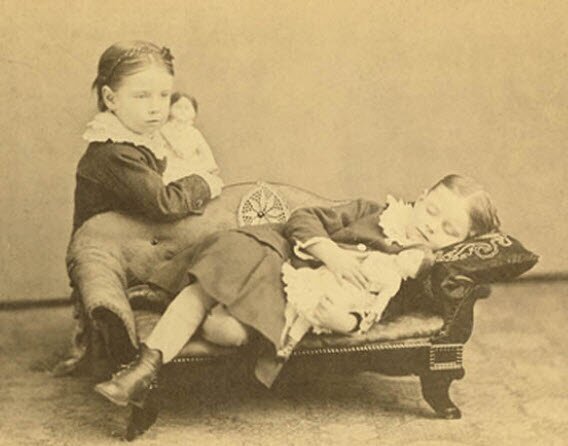 تصاویر غیراخلاقی‌ترین و ترسناک‌ترین رسم اروپایی‌ها/رفتار عجیب خانواده‌ها را ببینید