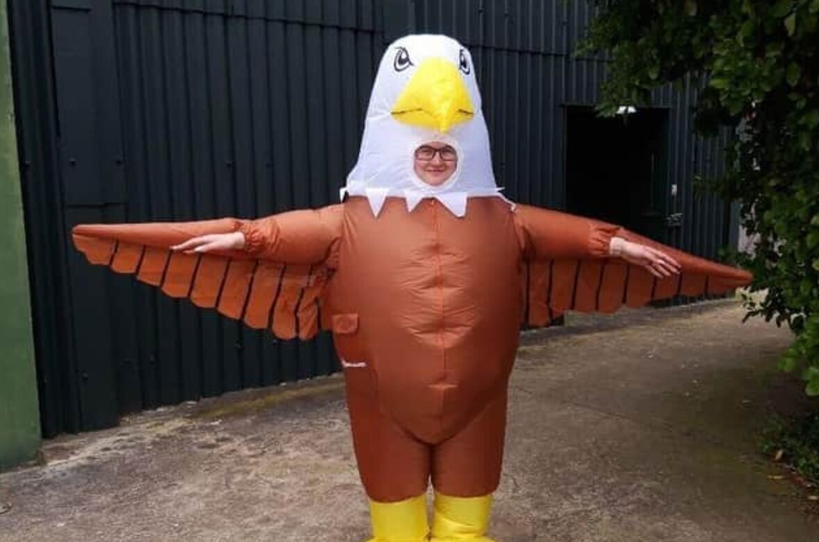 (عکس) یک آگهی استخدام عجیب؛ این لباس را بپوشید و مرغان دریایی را بترسانید