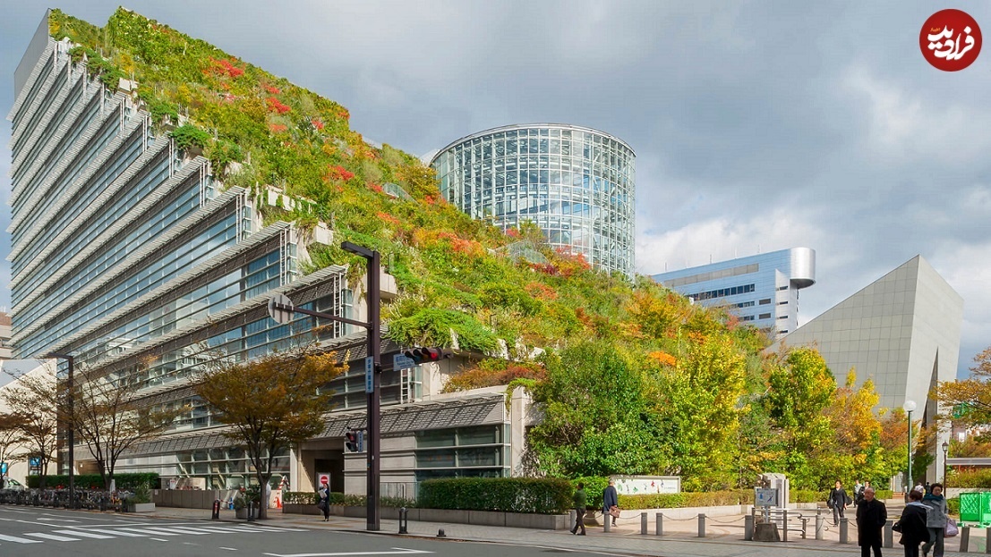 ساختمان مدرن ژاپنی که شبیه یک تپۀ جنگلی است!