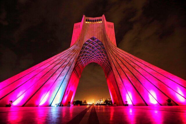 نورپردازی قرمز بر روی برج آزادی