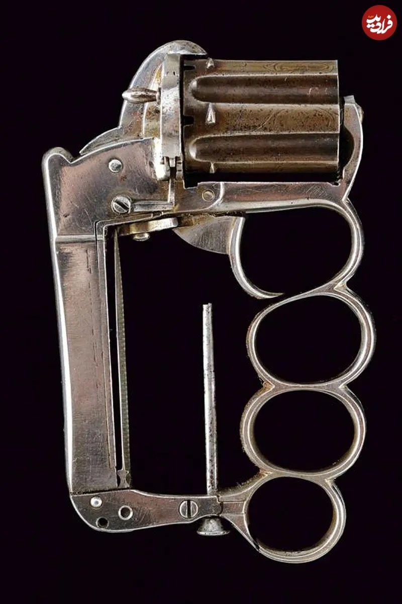 (تصاویر) عجیب‌ترین اسلحه‌های تاریخ؛ از تفنگ تقویم‌دار تا تپانچۀ ضد سگ!///