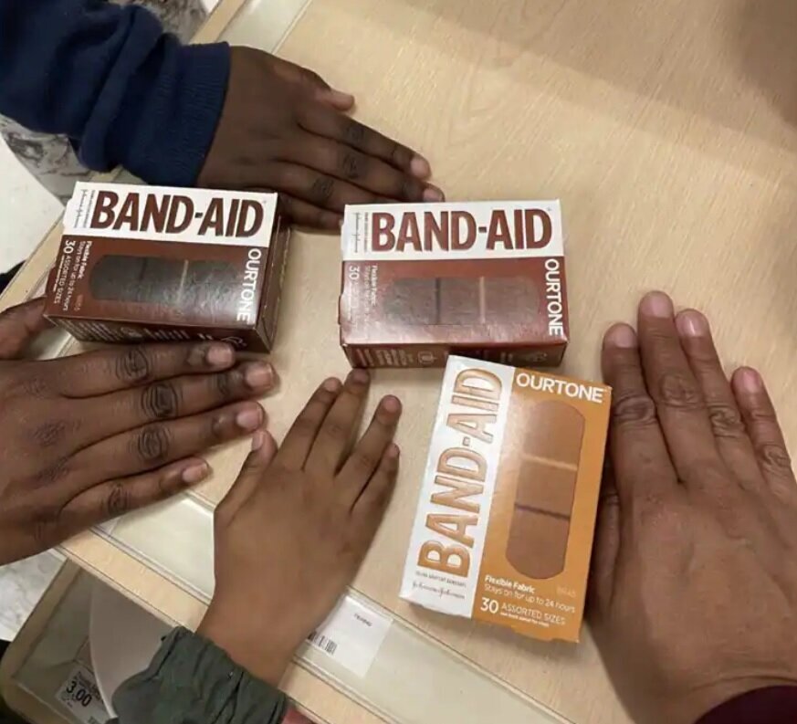 چطور تولید چسب زخم براساس رنگ پوست چالش‌برانگیز شد؟