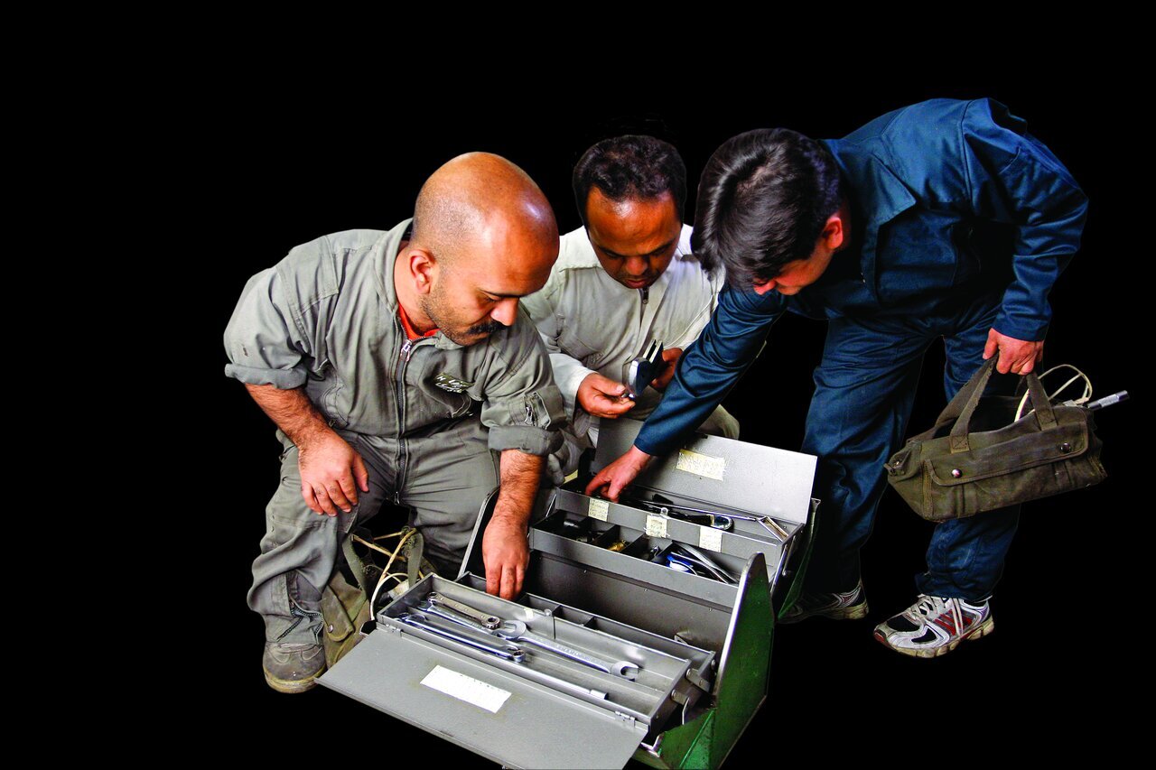 (تصاویر) کوتاه قامتان ایرانی بهترین تعمیرکاران هواپیما